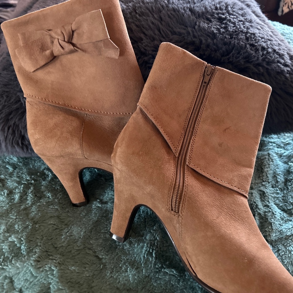 Suede booties with bow